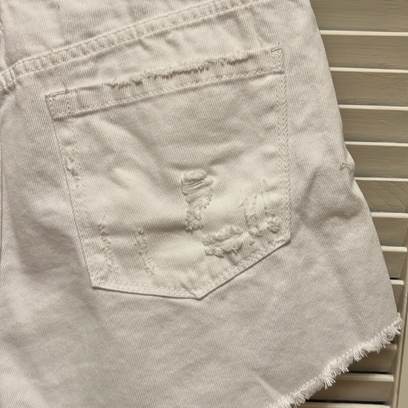 21. Blank NYC Hi Rise Rigid Distressed Shorts in White, Size 31 - Picture 13 of 16
